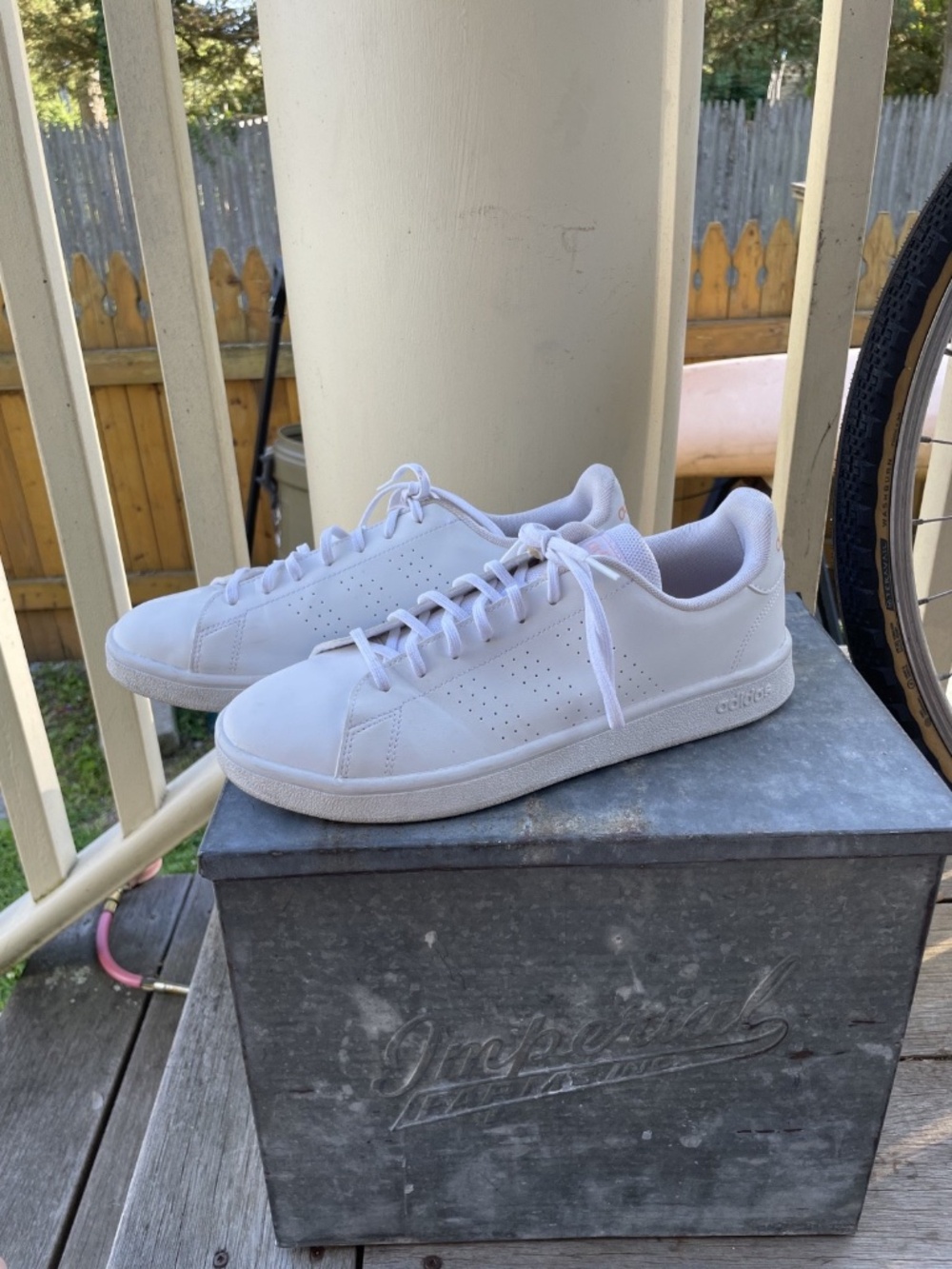 Women's Adidas Advantage white tennis-inspired Sneakers Size 10